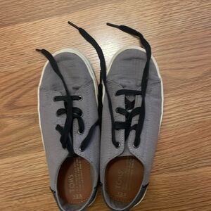 Boys Toms tennis shoes size 2.5